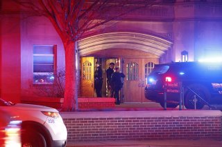 La police investiguait la scène du crime dans le campus lundi soir.